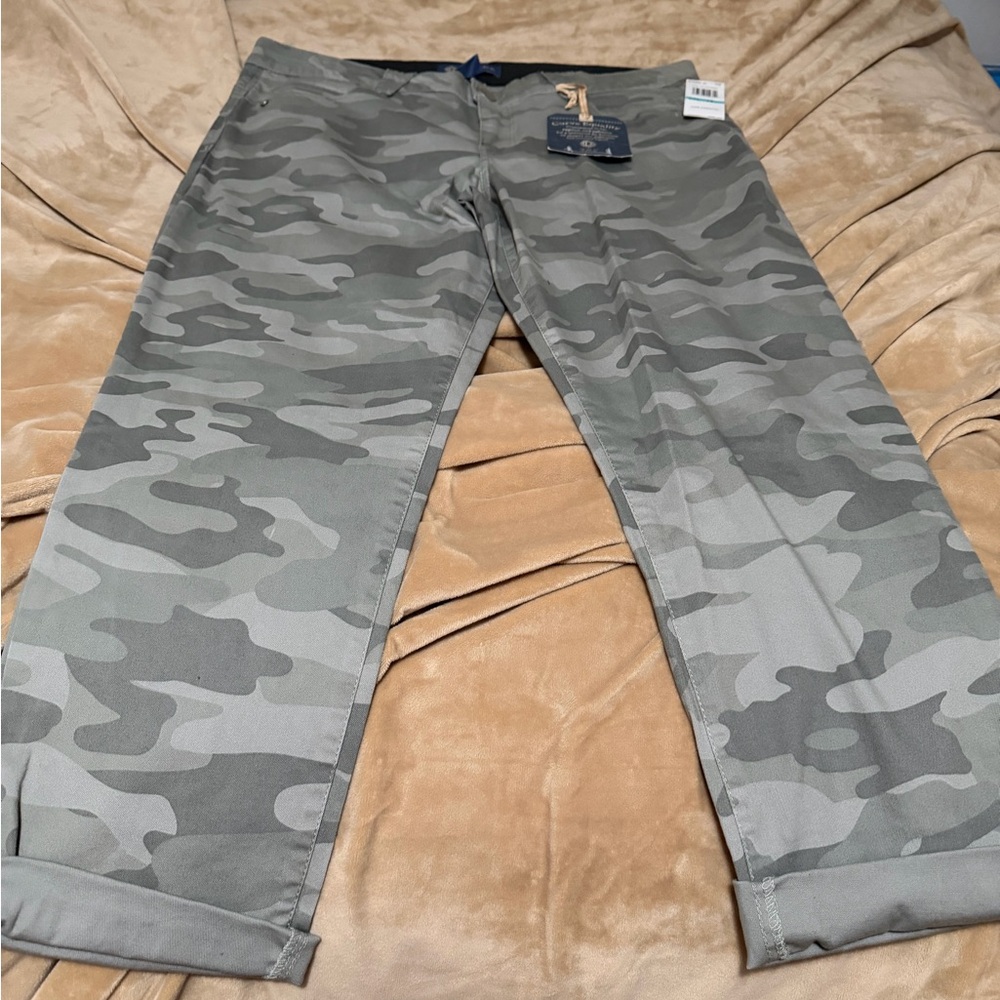 Democracy Olive Gray Camo Cropped Pants